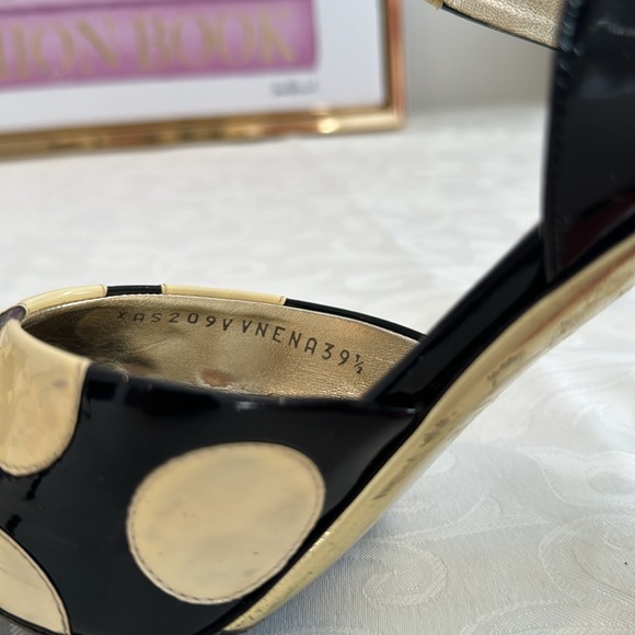 Valentino Garavani Black & Yellow Patent Leather Sandal. EU 39.5. - Picture 7 of 11